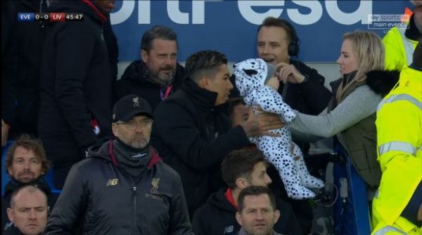 عکس فیرمینو با کودک خردسال روی نیمکت