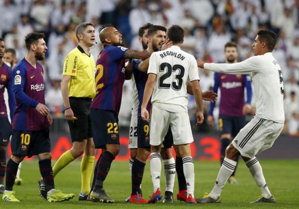  واکنش عجیب رگیلون به سوارز  واقعا زشت هستی