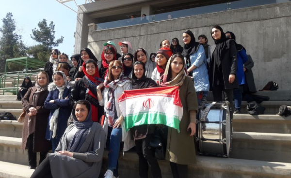 حاشيه فوتبال بانوان ايران و بلاروس حضور مهناز افشار روی سکوها