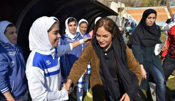 تعجب ستاره سینما از لباس های عجیب تیم فوتبال بانوان