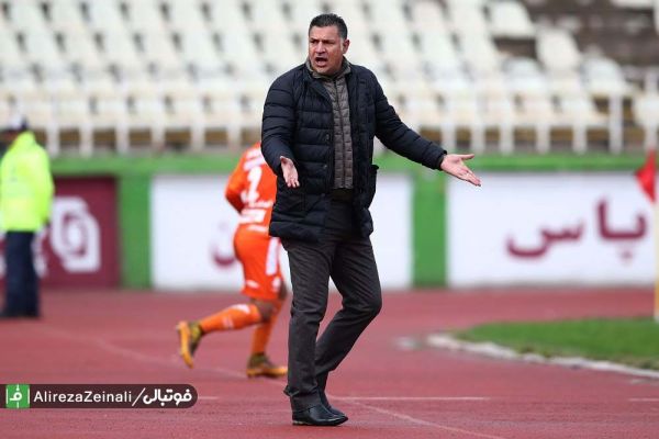 علی دایی در کل بازی تیم فولاد کار خاصی نکرد