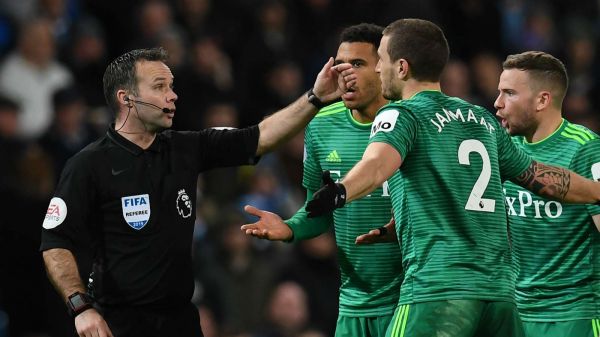 واکنش به گل آفساید استرلینگ سیتی به داوران پول می دهد