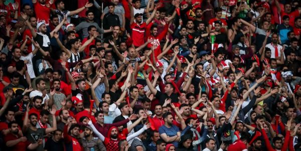 فروش پرچم هواداری نساجی در اطراف آزادی و پلاکارد مازنیها خطاب به سرخابیها