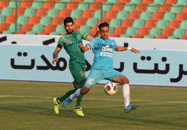 حاشیه دیدار پیکان - صنعت نفت؛ حضور اورژانس در جایگاه ویژه مشکلپور دچار مشکل شد