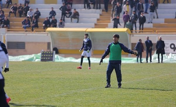 کریم قنبری روی قولی که به بازیکنانم دادم هستم و میدان را خالی نمیکنم