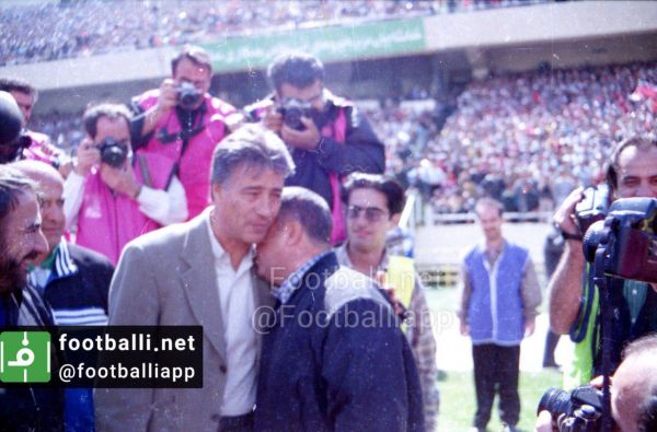  نوستالژی  بوسه پروين بر شانه حجازى در آخرين شهرآوردى كه مقابل هم قرار گرفتند  سمت چپ محصص و حاجيلو دستياران حجازى مشخص هستند   ٢٠ فروردين ١٣٧٨  پرسپوليس ١  استقلال ١