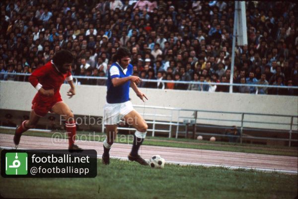  نوستالژی عکسی دیده نشده از دربی قبل از انقلاب، ۵ اردیبهشت ۵۴  تاج سه - پرسپوليس یک  نبرد كارو حق ورديان و اسماعيل حاج رحيمی پور