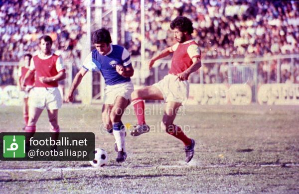  نوستالژی  عکسی دیده نشده از دربی قبل از انقلاب، ۱۸ اردیبهشت ۵۶  دربی بيستم  تاج ٣ - پرسپوليس صفر  كاپيتان روشن در مصافی با محمدمايلی كهن در مقابل ديدگان علی پروين