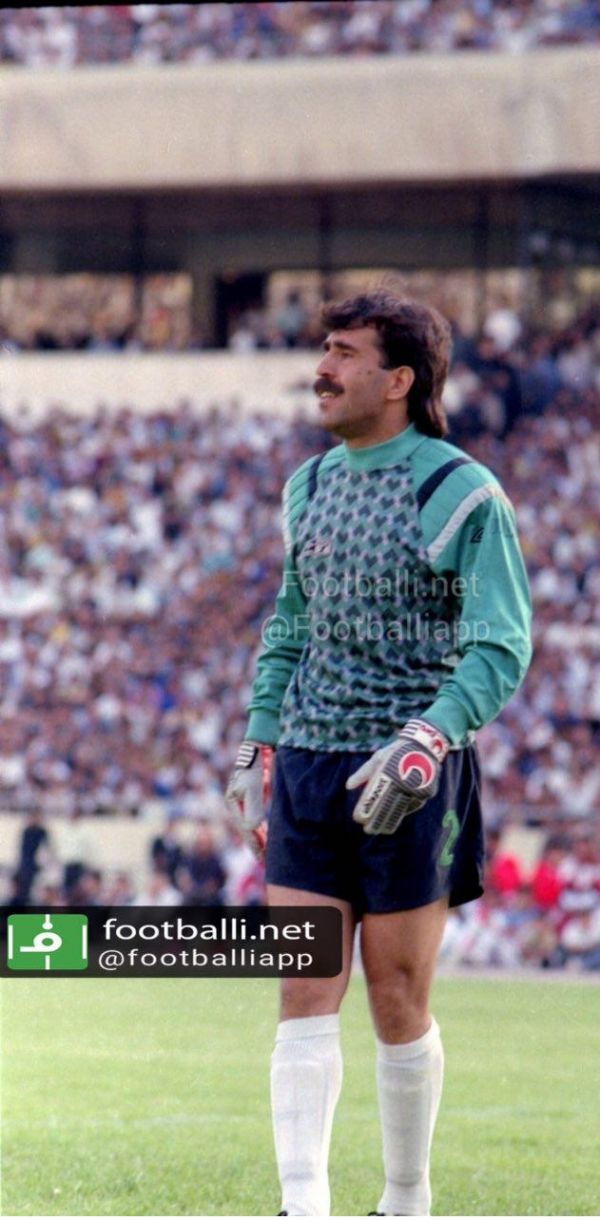  نوستالژی  وحيدقليچ دروازه بان اسبق پرسپوليس با سابقه يک دهه حضور در اين تيم  تصوير آخرين دربی قليچ در هشتم خرداد ٧١ را می بینید