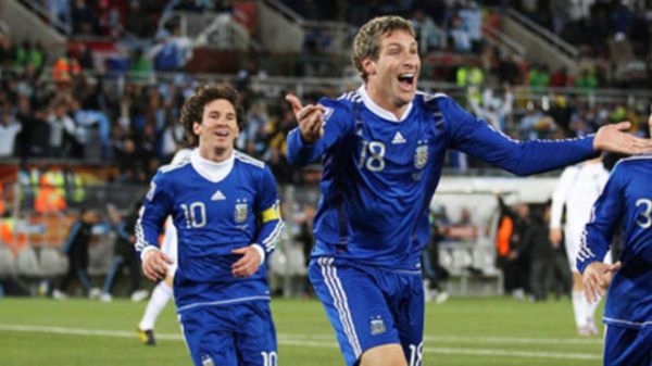  مهاجم سابق آرژانتین  باید احترام بیشتری به مسی بگذاریم