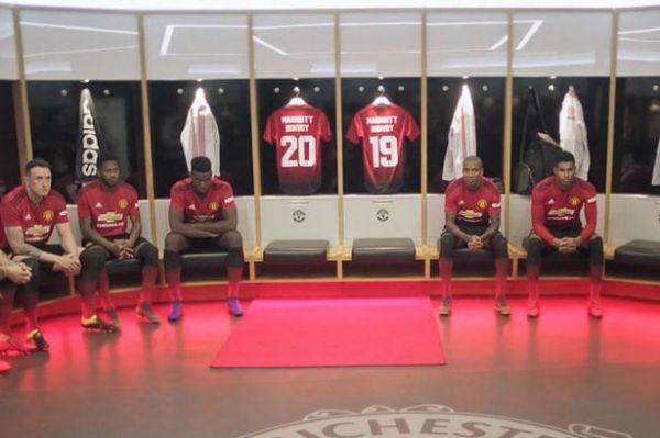  سولشر  پس از برد، در رختکن انگار مراسم عزا بود