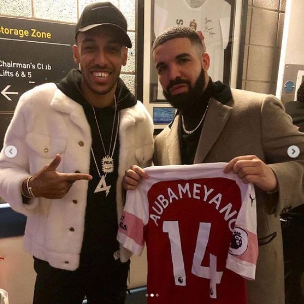  حضور ستاره آرسنال در کنسرت خواننده مشهور