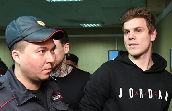 حضور پزشکان زنیت در زندان برای کنترل همپستی آزمون