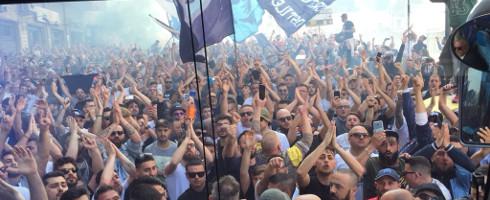 تماشاگران ناپولی در بین طرفداران آرسنال مینشینند