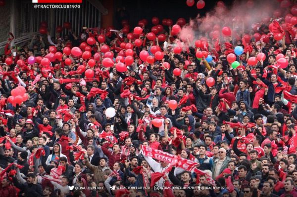  خبرگزاری تسنیم نوشت  هواداران تراکتور در اعتراض به دومین باخت متوالی تیمشان، به سمت در ورودی ورزشگاه سنگ پرتاب کردند