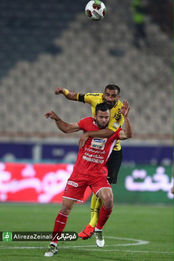  چقدر خوبه اين مهدى كيانى در خط ميانى سپاهان  اغراق نيست اگر كيانى را بهترين هافبك دفاعى ليگ بدانيم  كاپيتان سپاهان رهبر اين تيم در ميانه ميدان است و در همه درگيريها نقش اول را ايفا مى كند   او ديشب ستاره ميدان بود