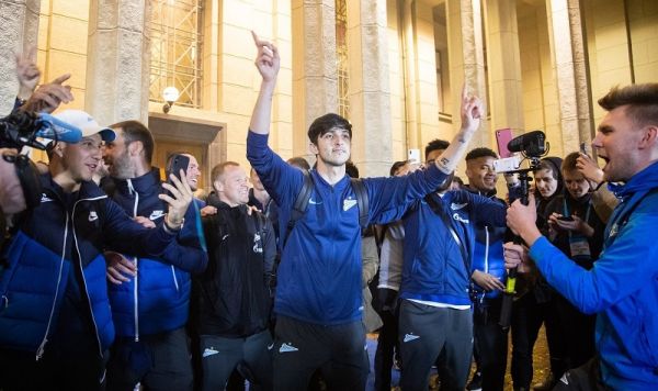 تیم زنیت در 3 هفته باقیمانده به پایان فصل جاری لیگ برتر روسیه با کسب 58 امتیاز قهرمان شد سردار آزمون و کاروان تیم فوتبال پس از بازگشت شبانه از گروژنی با استقبال گسترده هواداران خود در فرودگاه پولکوو مواجه شدند و جشن قهرمانی باشکوهی صورت گرفت