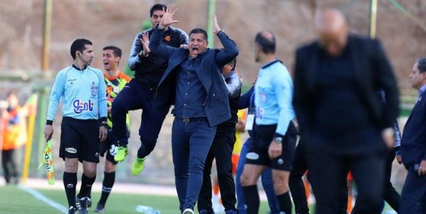 تشویق علی دایی در خانه سایپا