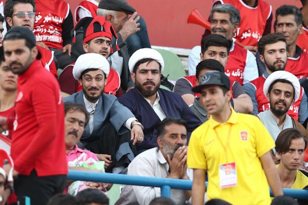  حضور روحانیون در بین طرفداران پدیده در بازی امروز این تیم مقابل سایپا  عکس از علیرضا زینلی