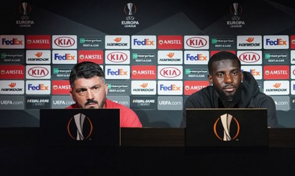 گتوزو با زبان خودم که قابل پخش نیست با باکایوکو صحبت می کنم