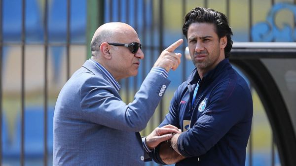  فرهاد مجیدی سرمربی استقلال برای برگزاری جلسه با امیر حسین فتحی مدیرعامل آبی‌ها پایتخت در محل ساختمان این باشگاه حضور پیدا کرد