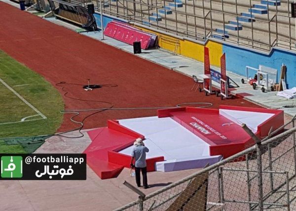  نمایی از سکوی قهرمانی که در ورزشگاه تختی جم برای جشن قهرمانی احتمالی پرسپولیس تدارک دیده شده است