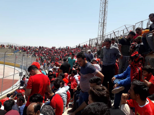  جایگاه هواداران پرسپولیس تکمیل شد  ساعت 16 قرار بود درهای ورزشگاه باز شود اما ساعت 14 درهای ورزشگاه تختی جم به روی هواداران پرسپولیس باز شد تا هواداران تیم میهمان جایگاه مشحص شده خود را تکمیل کنند