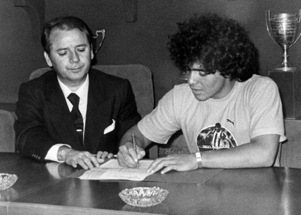  رییس سابق بارسلونا  برای خرید مارادونا سوار یک تانک واقعی شدیم