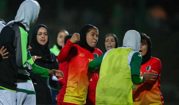 تصاویری عجیب از بزنبزن در لیگ فوتبال بانوان