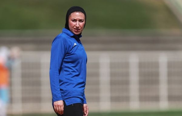 سرمربی فوتبال بانوان ایران در گفتوگو با ایندیپندنت حجاب انگیزه ورزشکاران را بیشتر می کند