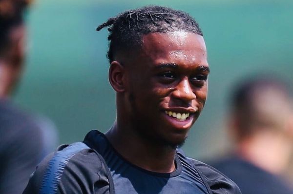 وان بیساکا با منچستریونایتد به توافق رسید