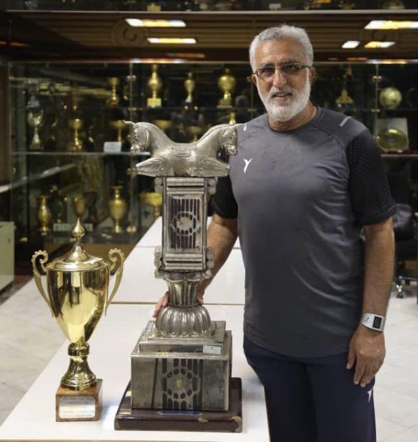  بازیکنان پیکان به همراه حسین فرکی سرمربی این تیم و بازیکن و مربی سابق پاس تهران به موزه تیم پاس رفتند  موزه تیم پاس جام قهرمانی باشگاه های آسیا و جام های قهرمانی تخت جمشید و لیگ برتر را در ویترین خود دارد