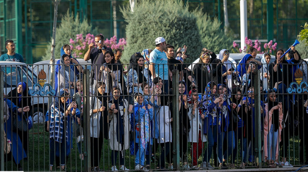  مدیر ورزشگاه نفت  حضور بانوان به درخواست روابط عمومی استقلال بود  فتحی گفت دیگر تماشاگر راه ندهیم