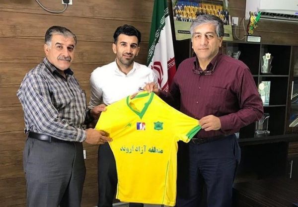 مومنی دیگر دوست ندارم به فصل گذشته فکر کنم صنعت نفت بهترین انتخاب بود