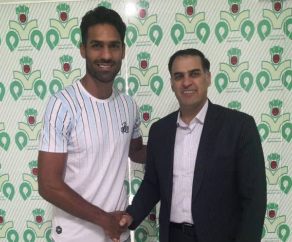  وحید محمدزاده قراردادش را به مدت 2 فصل دیگر با ذوب آهن تمدید کرد