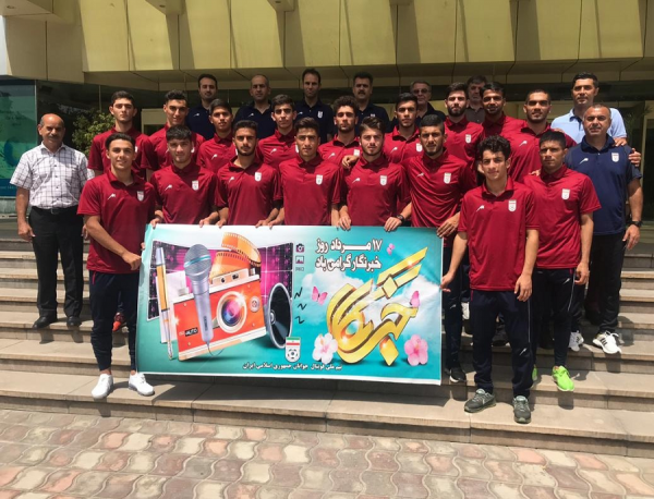  تبریک متفاوت بازیکنان تیم ملی جوانان از دوشنبه  شاگردان سیروس پورموسوی در اقدامی قابل توجه در مقابل هتل تاجیکستان شهر دوشنبه با همراه داشتن پلاکاردی فرا رسیدن روز خبرنگار را تبریک گفتند