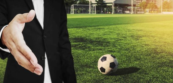 کارشناس حقوقی فوتبال قرارداد های یک ساله سم هستند و عامل ایجاد فساد