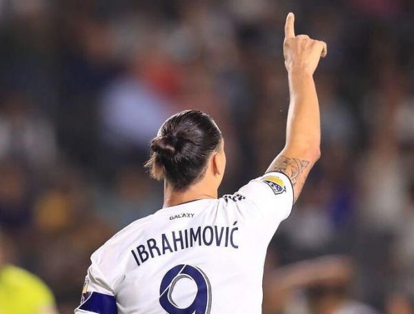 زلاتان در کنار سیمپسونها