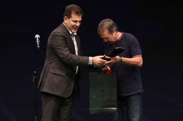 درودگر تأخیر در برگزاری مراسم به خاطر مشکلات پخش مستقیم بود سازمان لیگ بدهی به هتل نداشته است