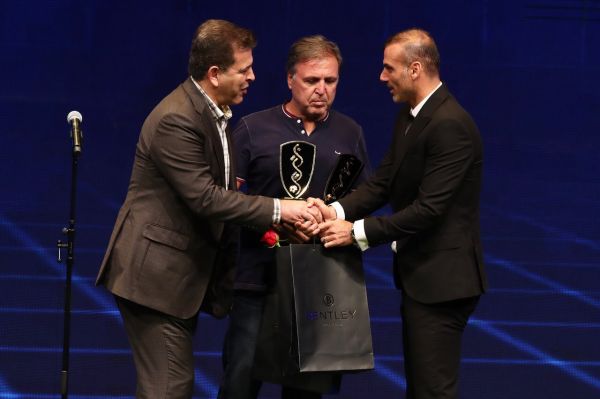  پخش زنده مراسم بهترین های فصل 98-97 فوتبال ایران را از صفحه اینستاگرام فوتبالی   FootballiApp  دنبال کنید