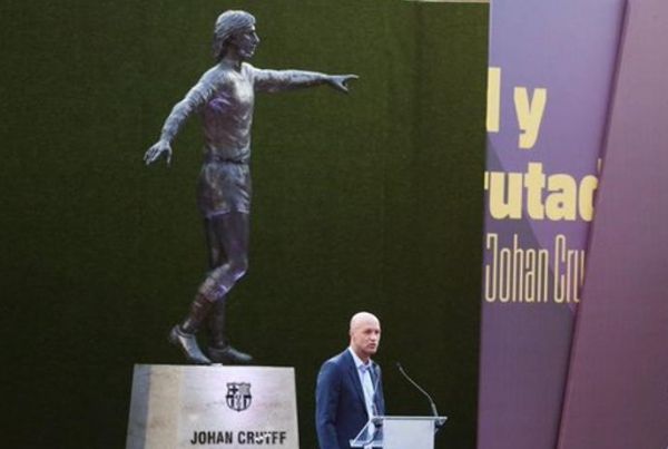 نصب مجسمه 3 5 متری کرویف در بارسلونا