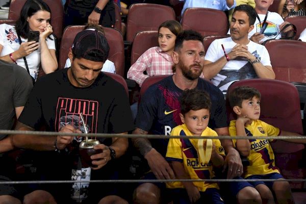 عکس خوشحالی پسر مسی از تهدید دروازه بارسلونا در کنار پدر و سوارز