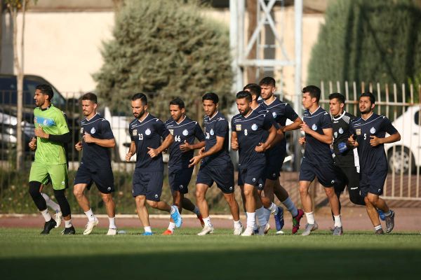 استقلالی ها با پول به تمرین می روند