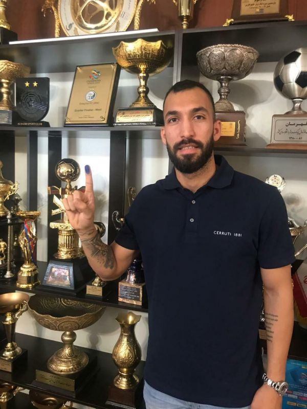  روزبه چشمی با حضور در محل باشگاه استقلال، قرارداد خود را با این تیم تمدید کرد