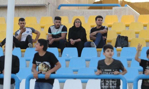  تماشاگر ویژه دیدار سرخپوشان پاکدشت و قشقایی شیراز در جام حذفی  دیداری که با برتری نماینده شیراز به پایان رسید  این عکس را خبرورزشی منتشر کرده است