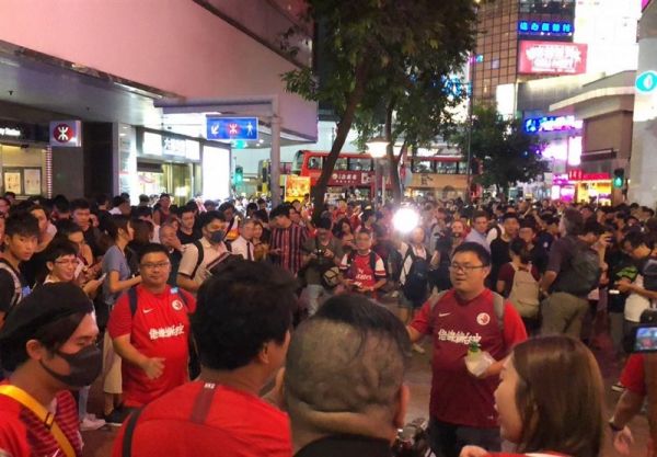 برنامه ویژه هواداران هنگکنگی برای اعتراض به دولت در بازی برابر ایران