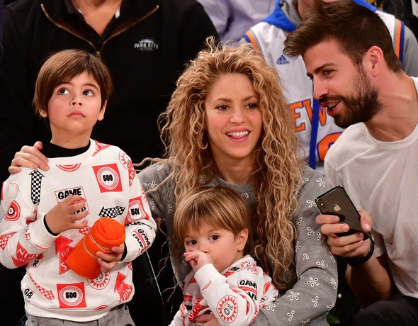  شکیرا  گاهی من یا پیکه یک ماه از فرزندانمان دور هستیم