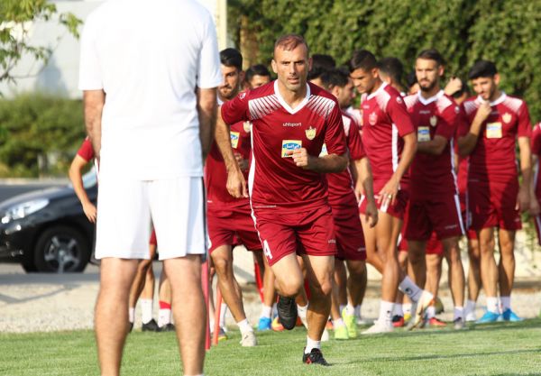 جمشید شاه محمدی گلزن پرسپولیس در دربی از خط هافبک است