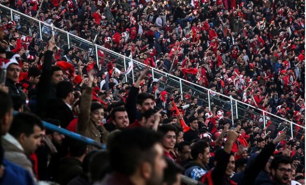 حاشیه دربی 90 ناراحتی هواداران پرسپولیس از سیدجلال آرامش تماشاگران در آزادی