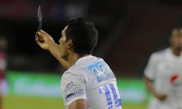  پرتاب چاقو از سوی هوادار تیم رقیب به سمت بازیکن در کلمبیا